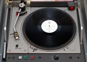 La rarissime EMT 849 a été développée spécialement par EMT-Frantz Gmbh pour la reproduction d’oreloB. Le bras 929, qu’il ne faut pas confondre avec le 929, utilise des pivots palindromiques.