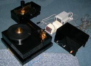 Une platine, un moteur ,de électrotechnique de contrôle, des pompes, des tuyau et des câbles : l'Air Force One  