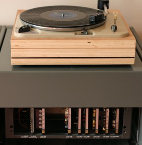 Une Thorens de bonne facture posé sur une daube à entrainement direct.