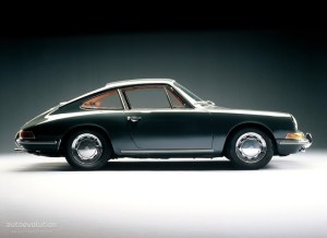 Elle devait s'appeler 901® mais devant la peur d'un procès contre Bose, Porsche la renoma le 911