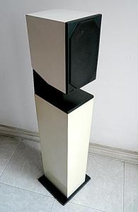 La CM1 posé sur le subwoofer CM2.