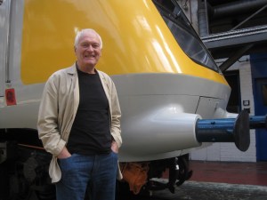 Sir Kenneth Grange devant une de ses œuvre. 