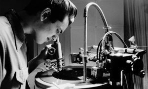 Lewis Durham à la gravure.