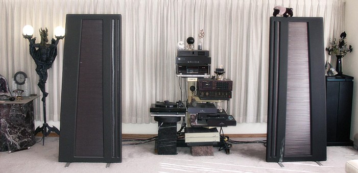 Dans le salon de TM. Parmi divers élément, on reconnait sans peine le APT Holman (sous le Nakamichi Dragon) et les deux amplis Dirimant tout en bas. La platine Sota Comet sera promptement remplacer par la Goldmund pour l'écoute critique. 