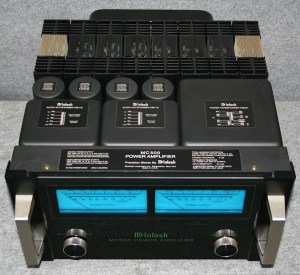 McIntosh MC500. On voit bien les deux autotransformateurs.