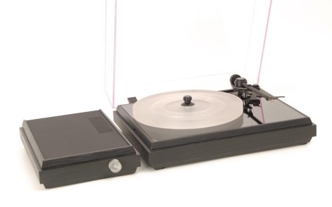 Le capot en plexi rose ajoute la touche finale.