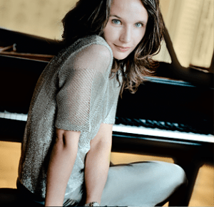 On mets quelquefois de jolies jeunes femmes pour vendre tout et n'importe quoi. Quand c'est Héléne Grimaud pour Steinway, c'est tout à fait justifié.