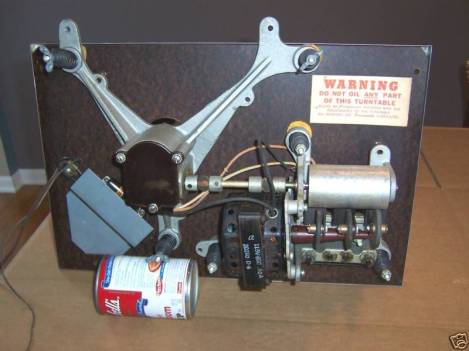 On voit bien sur cette photo la suspension en trois points et le renvoi d'angle à vis sans fin.