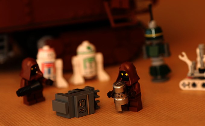 Un Jawa récupère un nuvistor sur un ancien droîde. Les ferrailleurs de Tataouine sont une bonne source de nuvistors