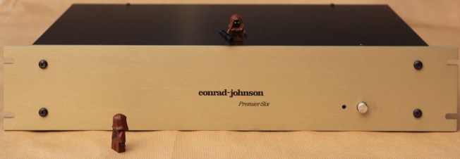 Deux Jawa prêts à dépouiller un Premier Six de ses nuvistors.