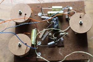 Le filtre. Bizarrement les condensateurs sont polarisés.