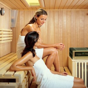 Deux charmantes audiophiles écoutants un Accuphase dans les meilleures conditions : bien au chaud.