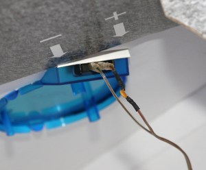 C'est un système large bande. Il n'y a pas de filtre, juste un condensateur pour éviter d'envoyer du courant continu sur l'excitateur.