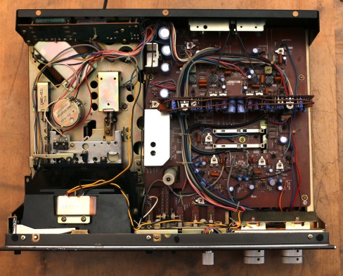 La mécanique occupe les 2/5 gauche de l'appareil.